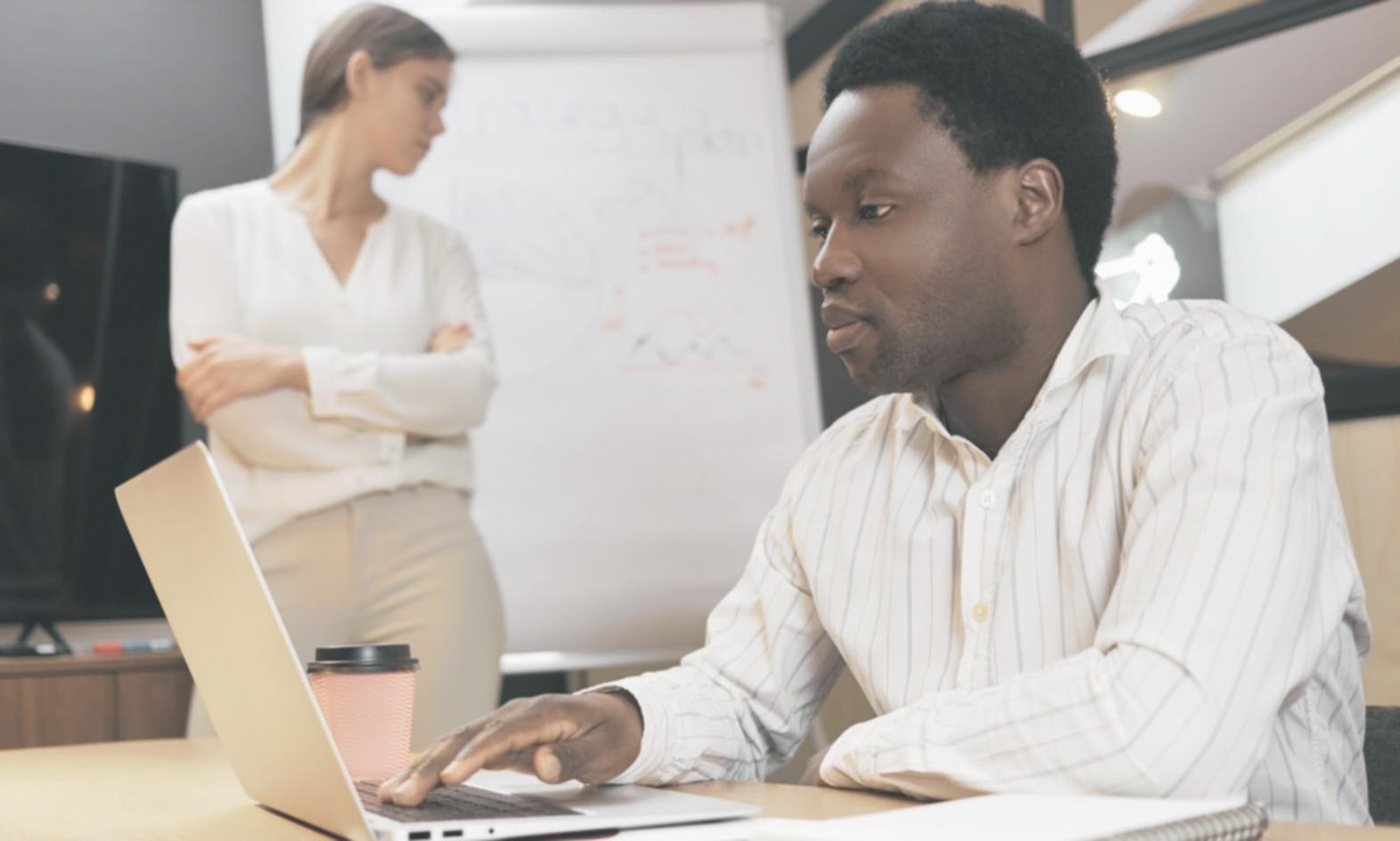 Professionnel présentant des données financières